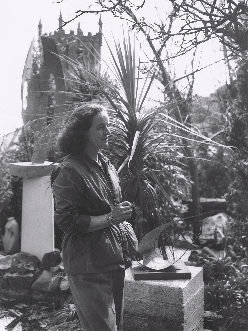 Barbara Hepworth w Trewyn Studio w St Ives przy rzeźbie „Stringed Figure (Curlew) [Version II]”, 1956 (© Bowness)