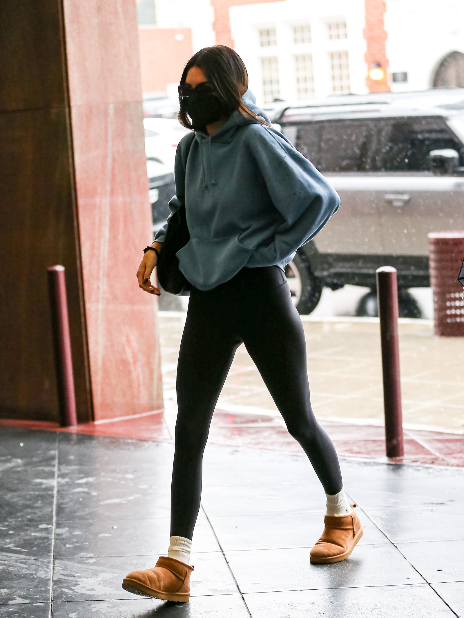 Kendall Jenner ma całą kolekcję butów firmy Ugg, z modelem Classic Ultra Mini na czele (Fot. Bellocqimages/Bauer-Griffin/Getty Images)