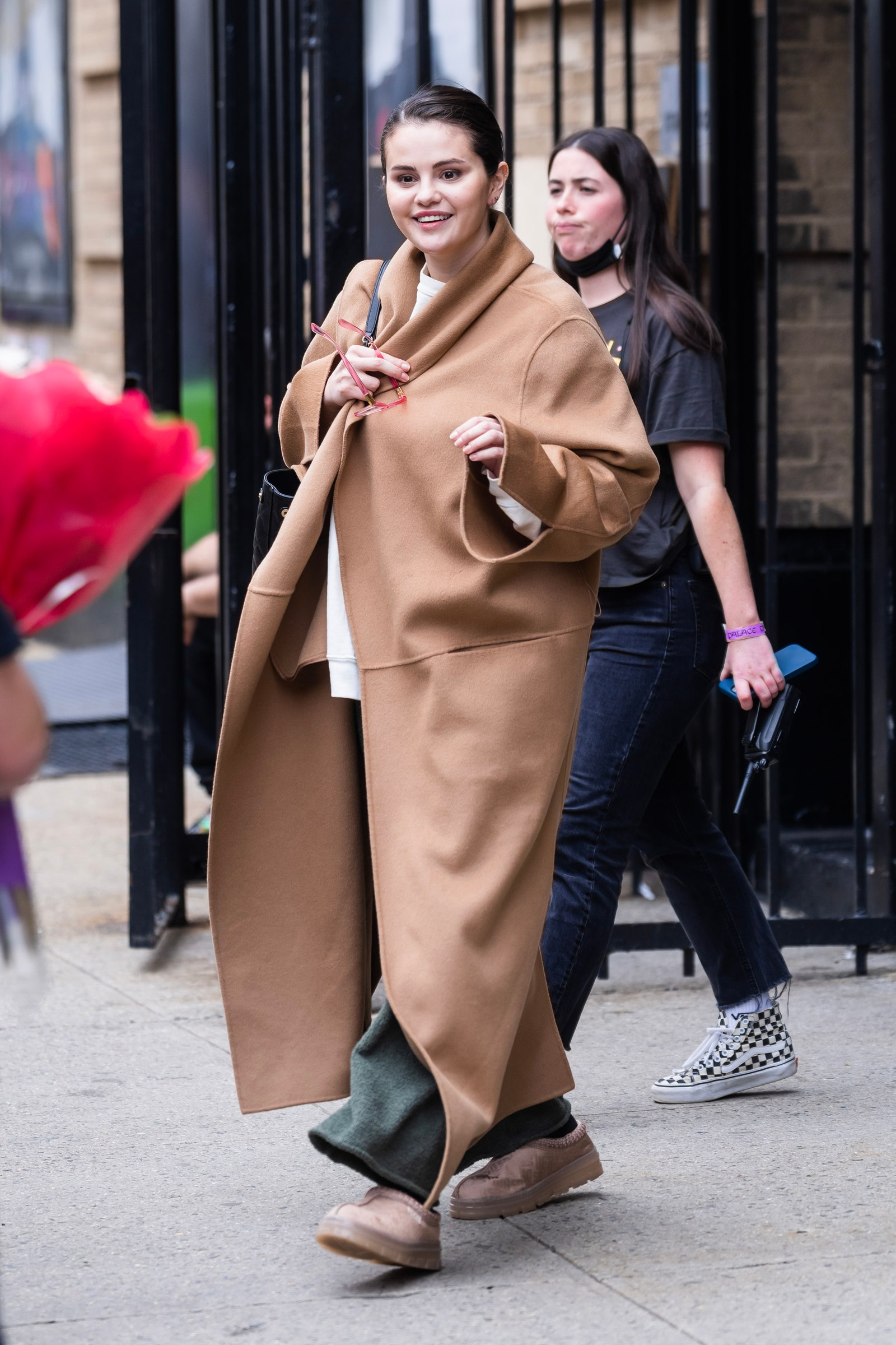 Selena Gomez nosi damskie buty Ugg na platformie (Fot. Gotham/Getty Images)