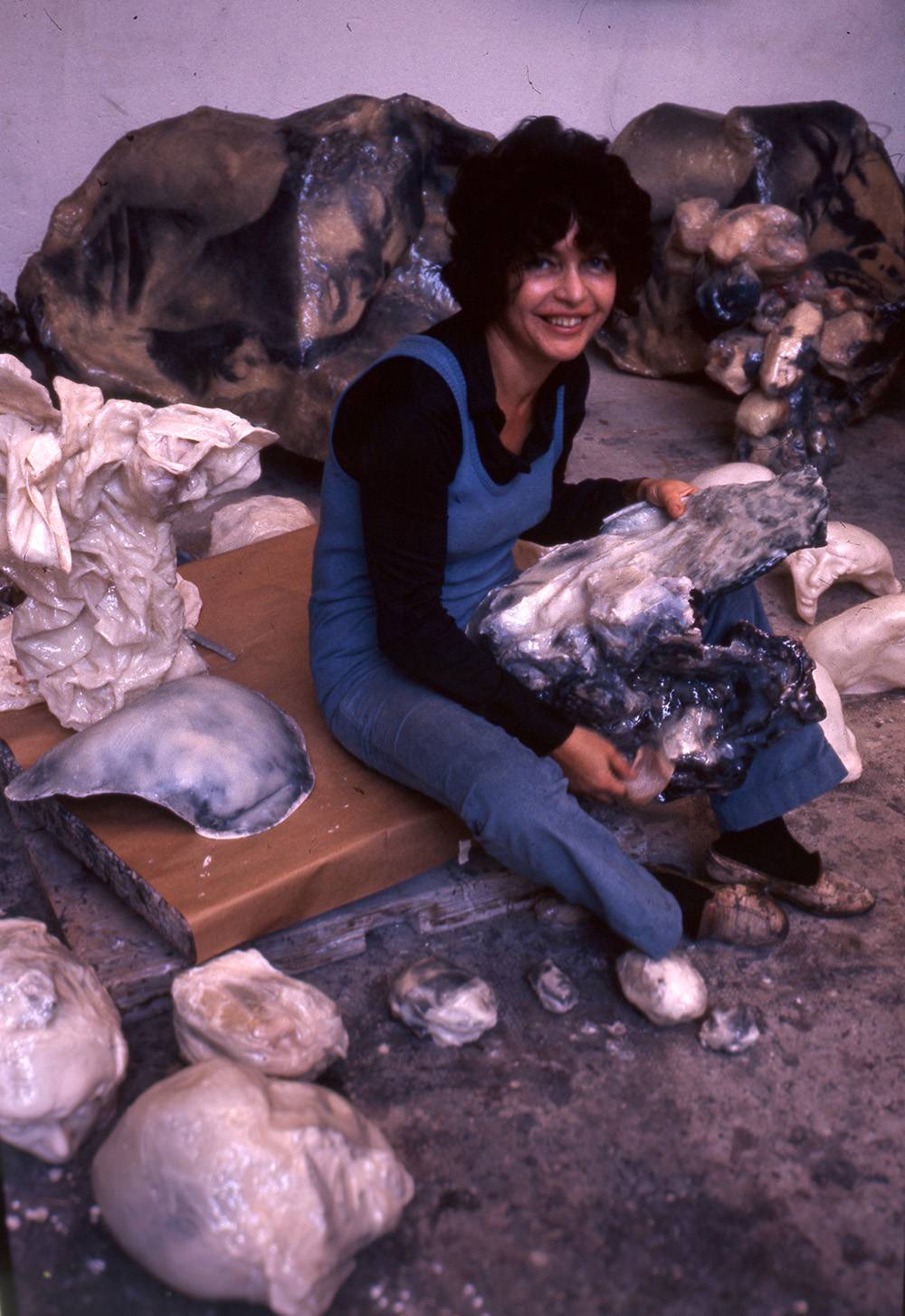 Alina Szapocznikow w pracowni w Malakoff, 1971, Fot. Jacques Verroust © The Estate of Alina Szapocznikow / Galerie Loevenbruck, Paris