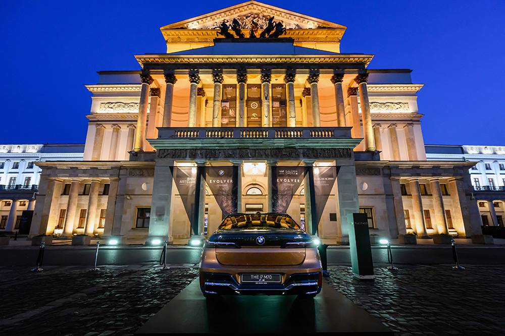 Fot. Teatr Wielki Opera Narodowa i BMW i7 M70