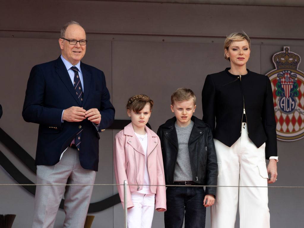Księżna Charlene pojawiła w nietypowych dla rodziny królewskiej spodniach. Modne cargo pants pasowały do sportowego charakteru wydarzenia. Fot. Getty Images