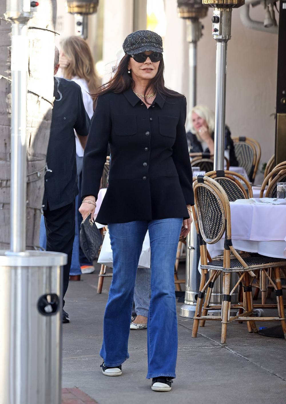 Wielki powrót dzwonów. Te niełatwe dla sylwetki jeansy damskie Catherine Zeta-Jones stylizuje sięgając po sprytne rozwiązania. Fot. East News