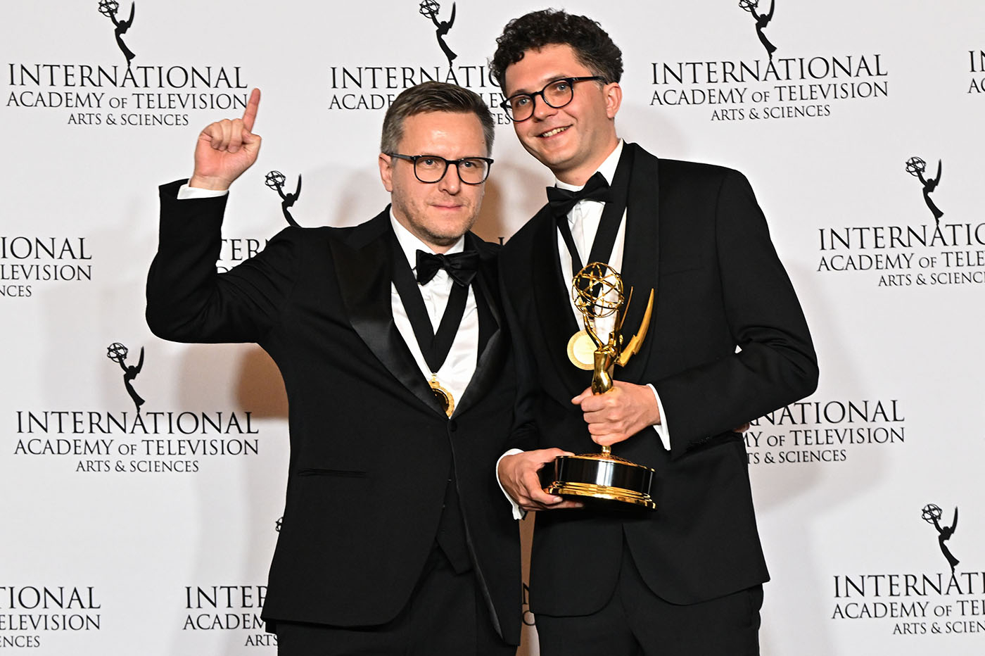 Jakub Piątek i Maciej Kubicki na gali wręczenia nagród Emmy.