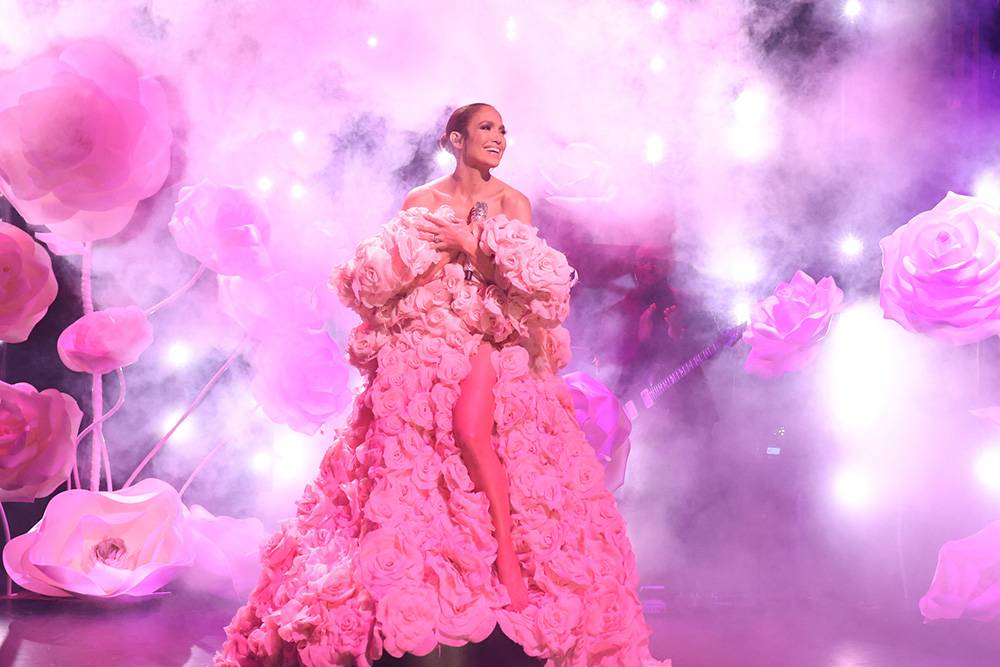 Jennifer Lopez przyjęła, że moda jest dla niej równie ważnym środkiem wyrazu, jak muzyka. Fot. Getty Images