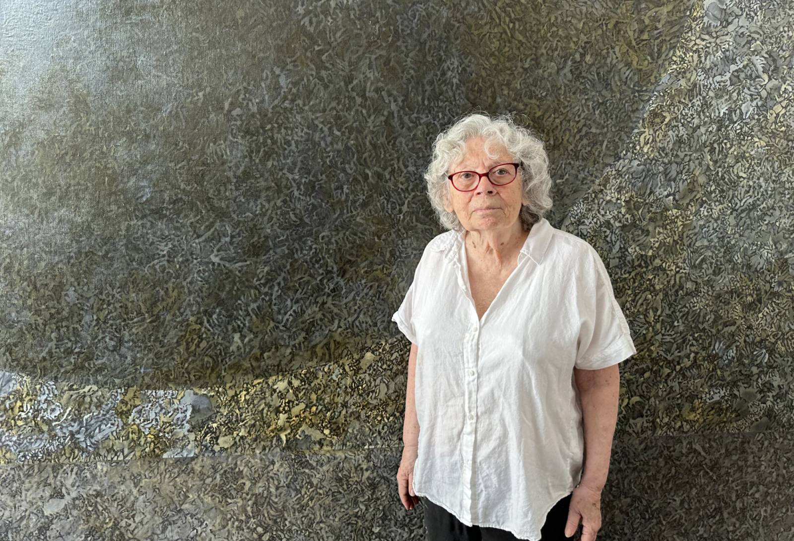  Irena na tle fragmentu obrazu malarki Judith Waterman, Fot. Gabi von Seltmann