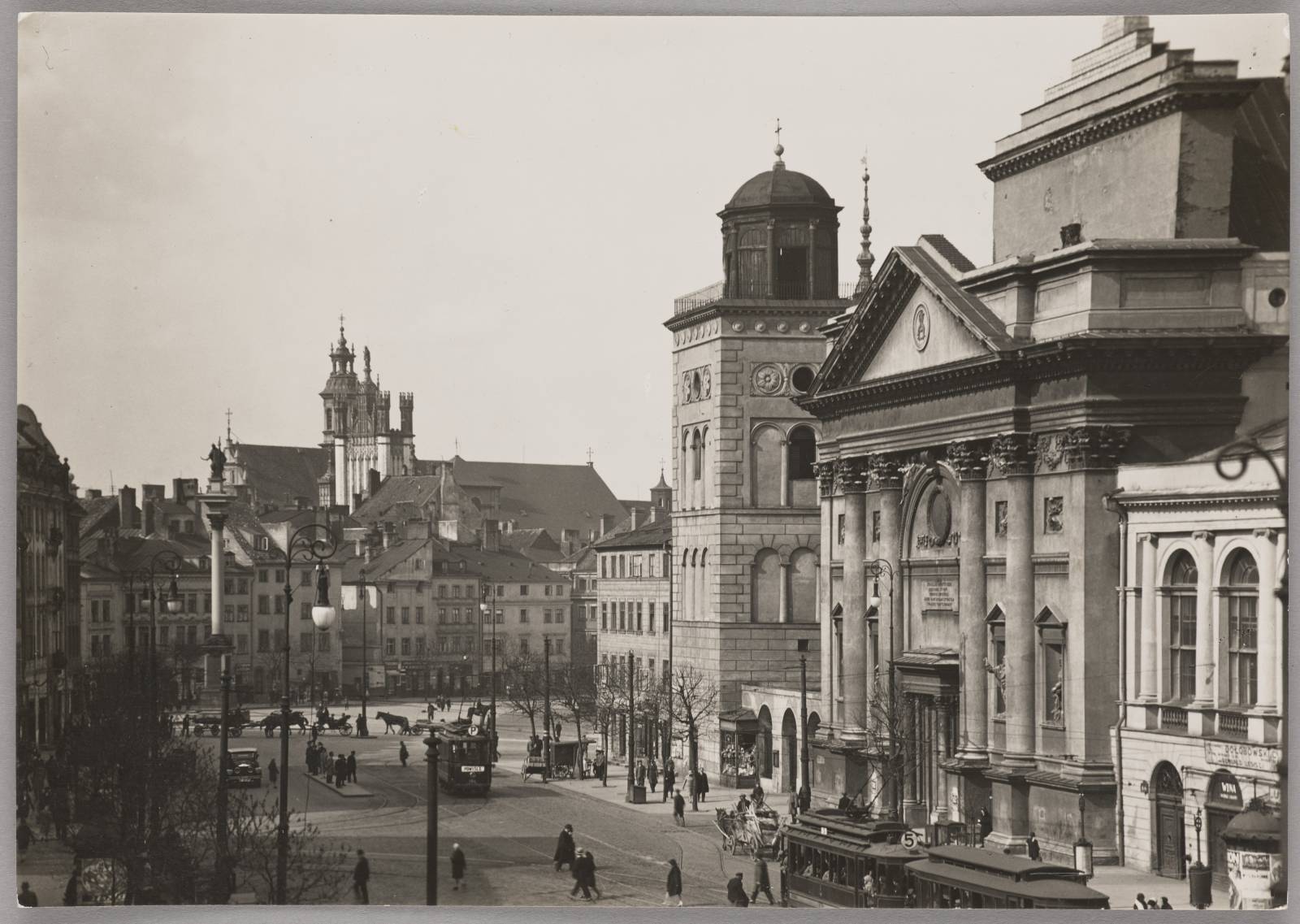 Wylot z ulicy Krakowskie Przedmieście w kierunku placu Zamkowego, lata 30. XX w. (Fot.
Henryk Poddębski, źródło: kolekcje.muzeumwarszawy.pl)