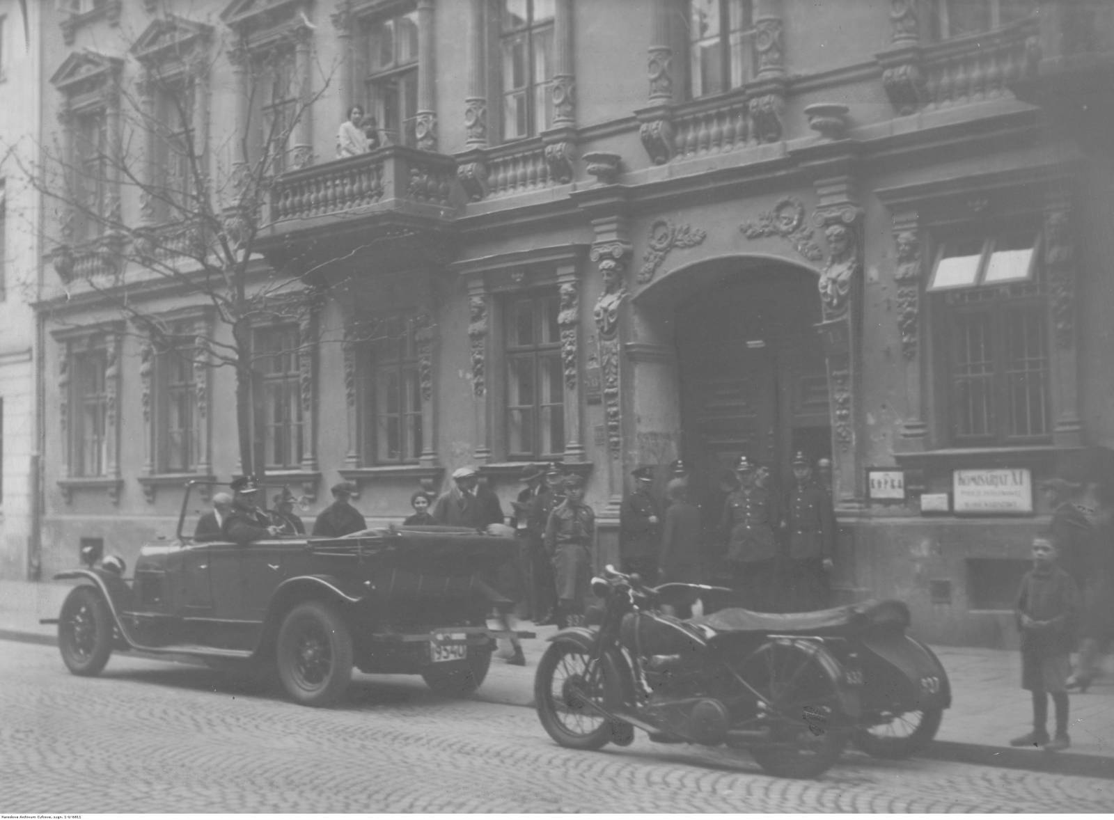 Komisariat policji przy Poznańskiej 13 (Fot. Narodowe Archiwum Cyfrowe)