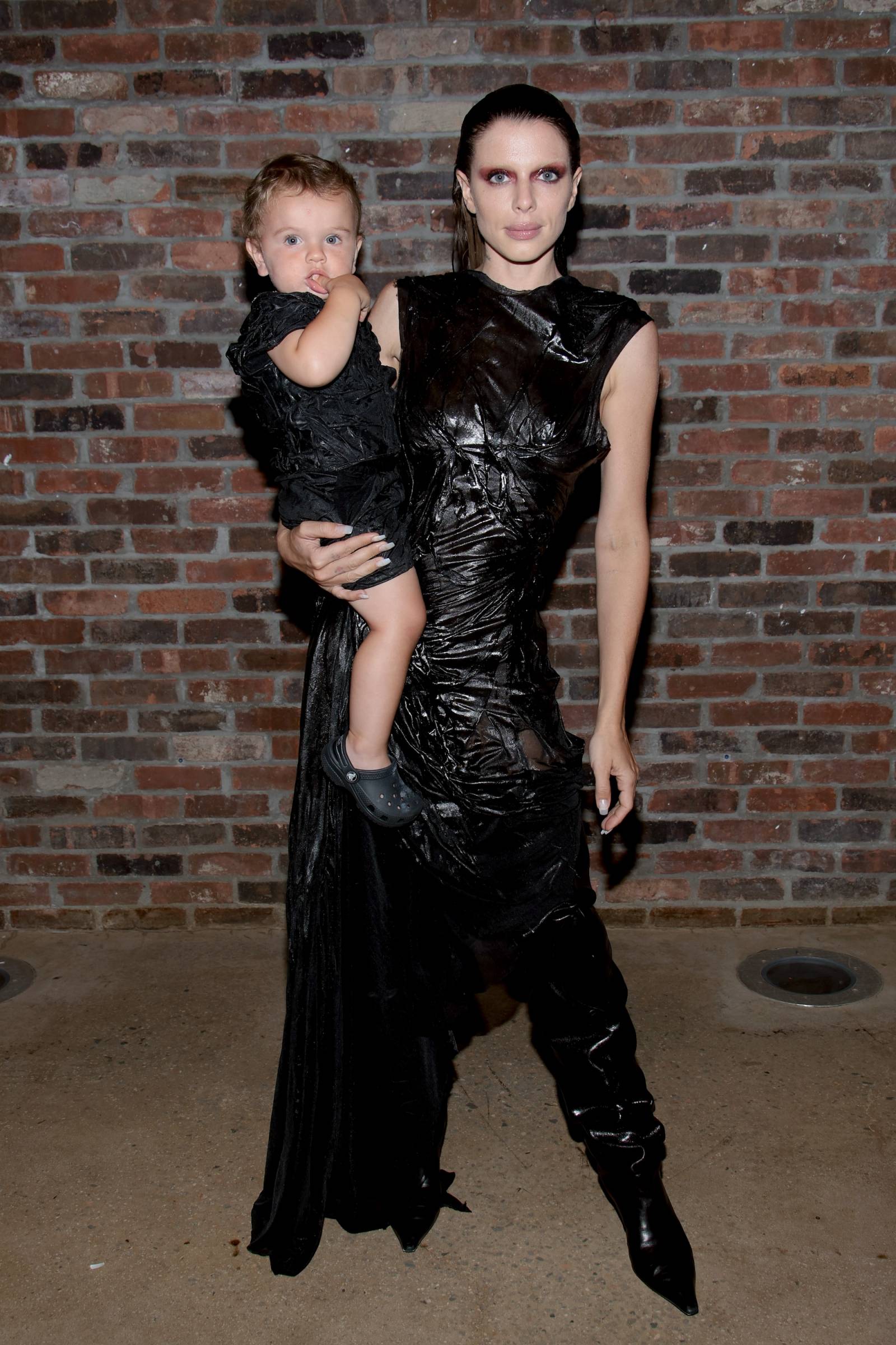 Julia Fox z synem (Fot. Getty Images)