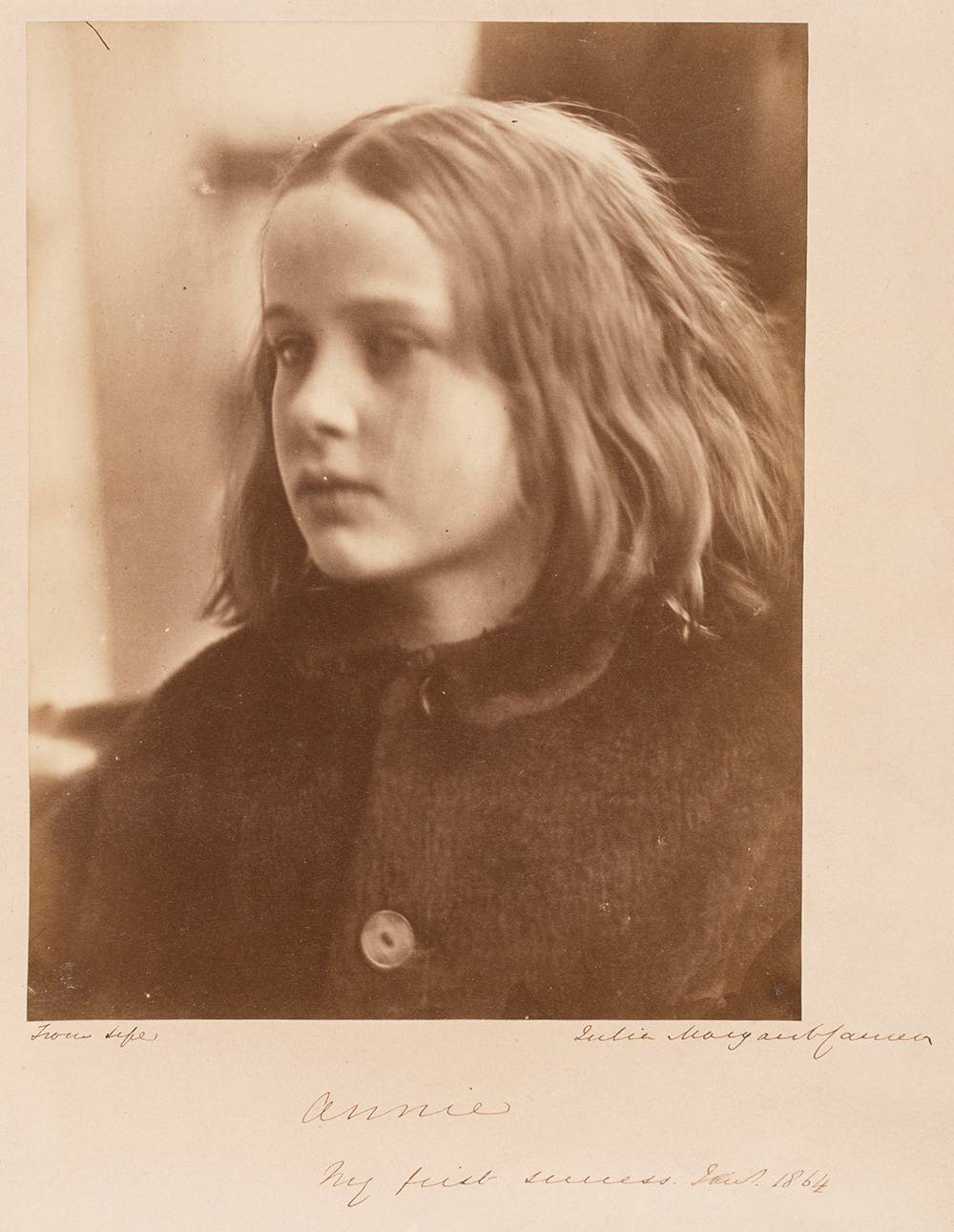Julia Margaret Cameron, Annie, 1864 Tirage albuminé, © The Royal Photographic Society Collection at the V&A, acquired with the generous assistance of the National Lottery Heritage Fund and Art Fund.
