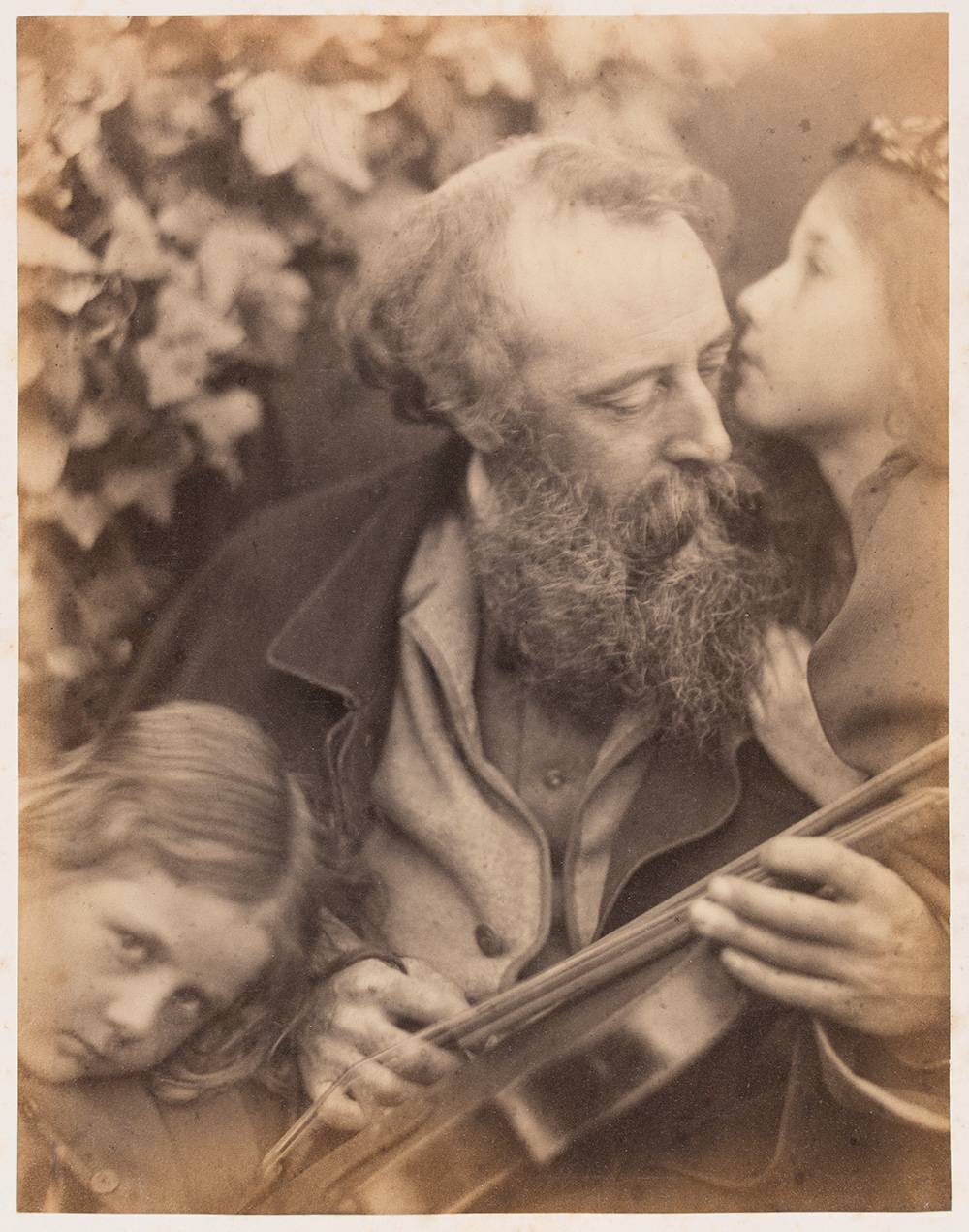 Julia Margaret Cameron, The Whisper of the Muse, 1865, Tirage albuminé, © The Royal Photographic Society Collection at the V&A, acquired with the generous assistance of the National Lottery Heritage Fund and Art Fund.
 