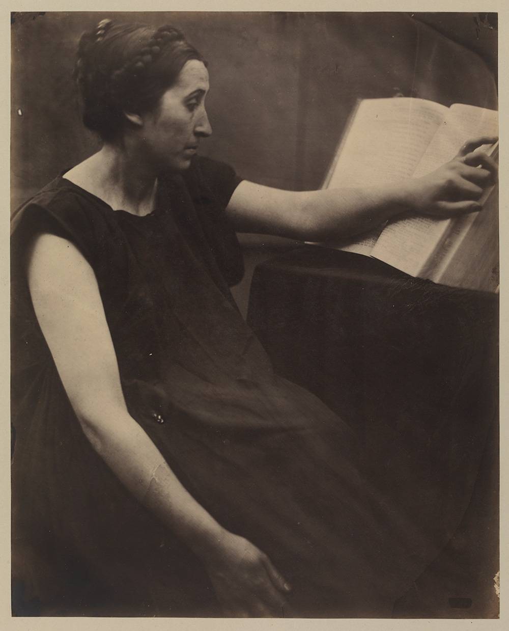 Julia Margaret Cameron, A Sibyl after the manner of Michelangelo, 1864, Tirage albuminé, © The Royal Photographic Society Collection at the V&A, acquired with the generous assistance of the National Lottery Heritage Fund and Art Fund.