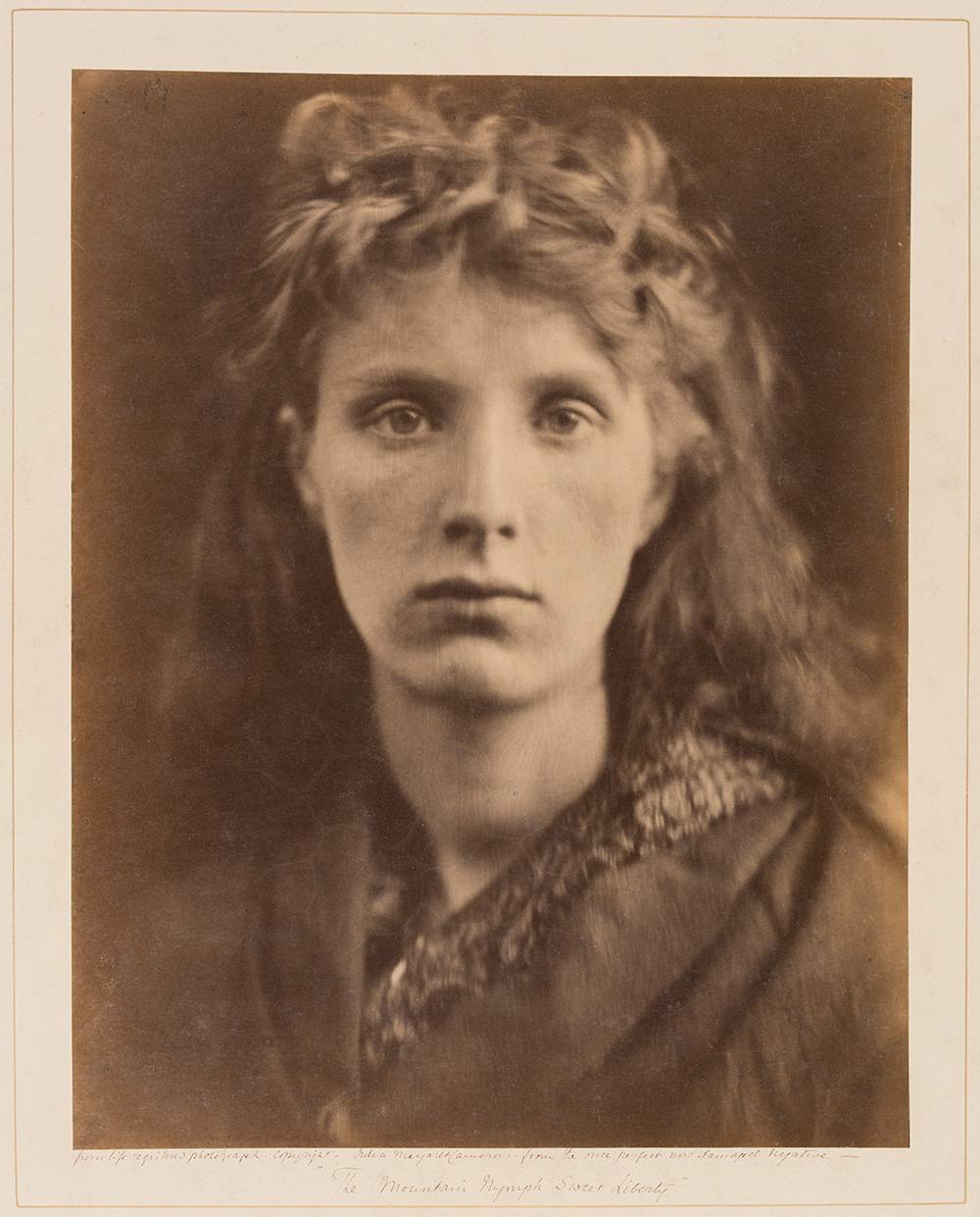 Julia Margaret Cameron, The Mountain Nymph Sweet Liberty [La nymphe des montagnes, la douce liberté], 1866
Tirage albuminé,  © The Royal Photographic Society Collection at the V&A, acquired with the generous assistance of the National Lottery Heritage Fund and Art Fund.