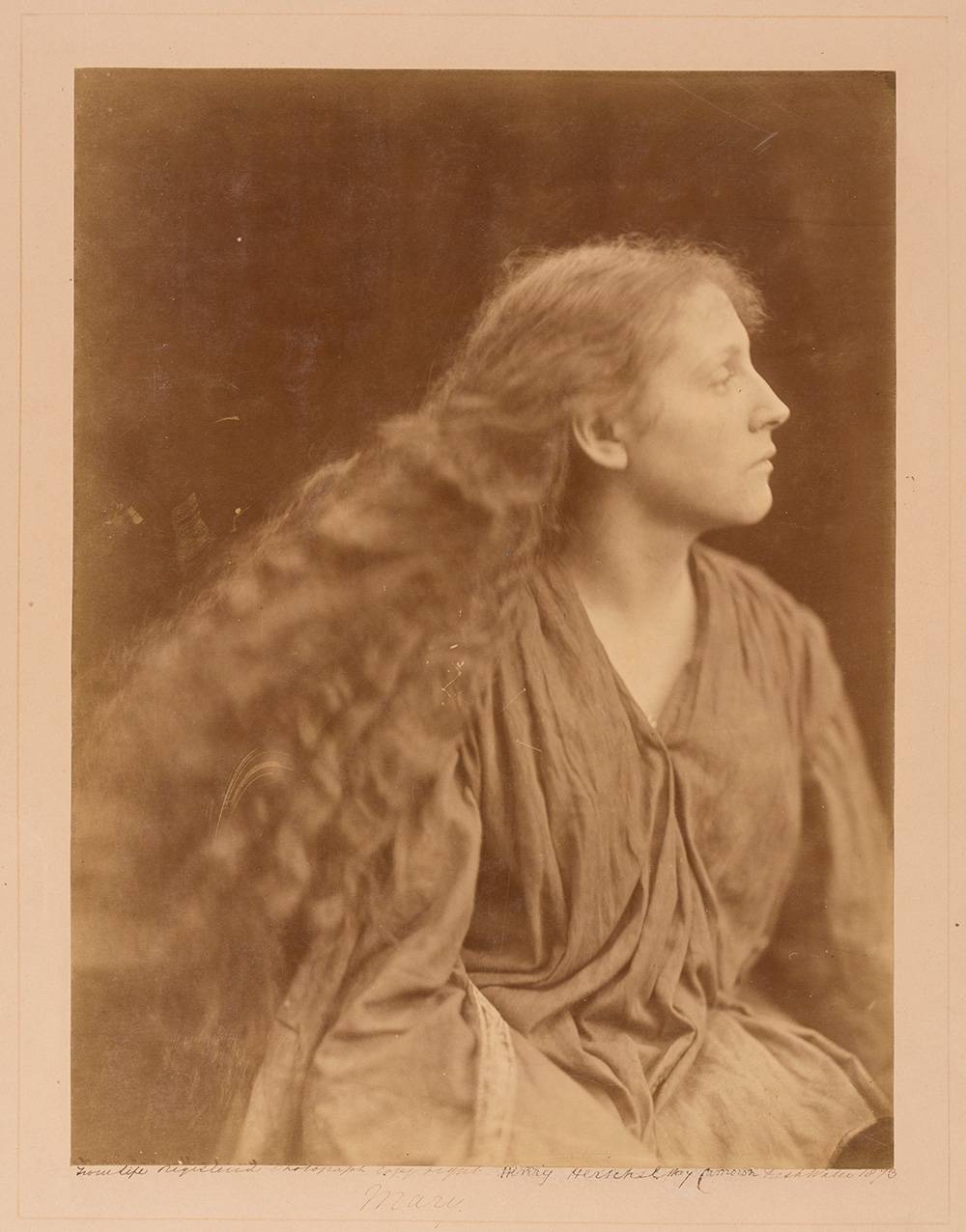 Julia Margaret Cameron, Mary Hillier, 1873 Tirage albuminé, © The Royal Photographic Society Collection at the V&A, acquired with the generous assistance of the National Lottery Heritage Fund and Art Fund.
