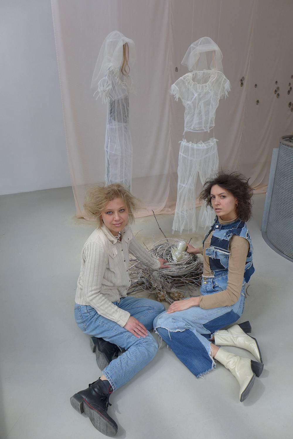 cyber_nymphs duet (Justyna Górowska i Ewelina Jarosz) z „Hybrid baby shrimp, Kreis Gallery, 2022, Fot. Aleksandra Grzonkowska
