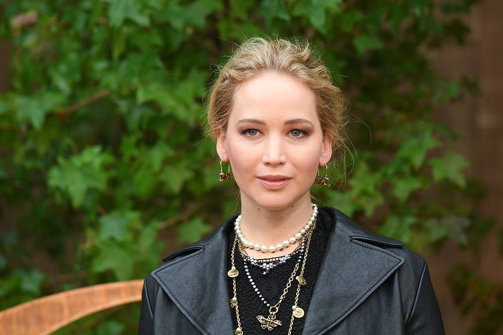 Od pamiętnego wystąpienia Jennifer Lawrence w Cannes w wieczorowej sukni i klapkach branża mody śledzi jej stylizacje, zwracając szczególną uwagę na buty. Fot. Getty Images