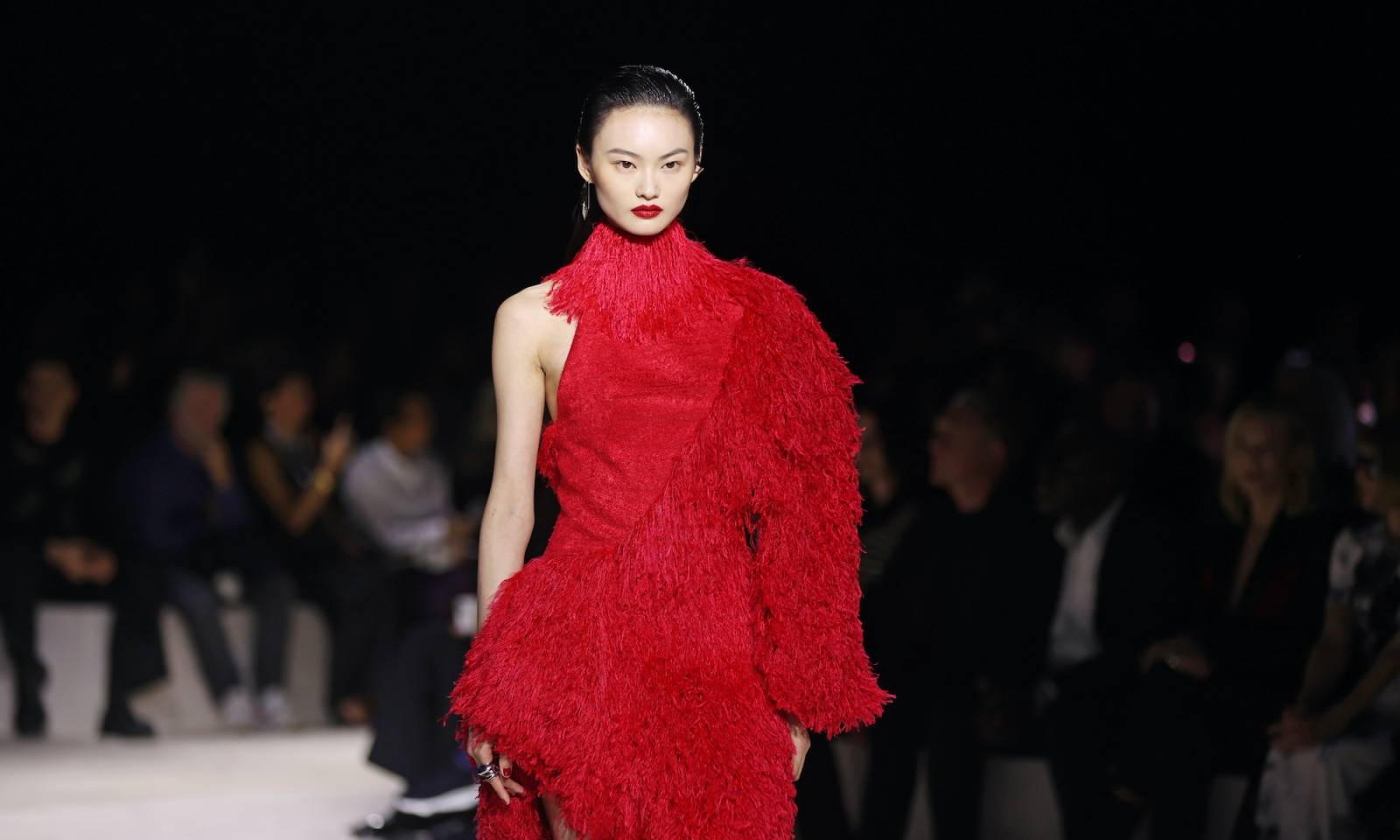 Pokaz kolekcji domu mody Alexander McQueen na sezon wiosna-lato 2024 (Fot. Getty Images)