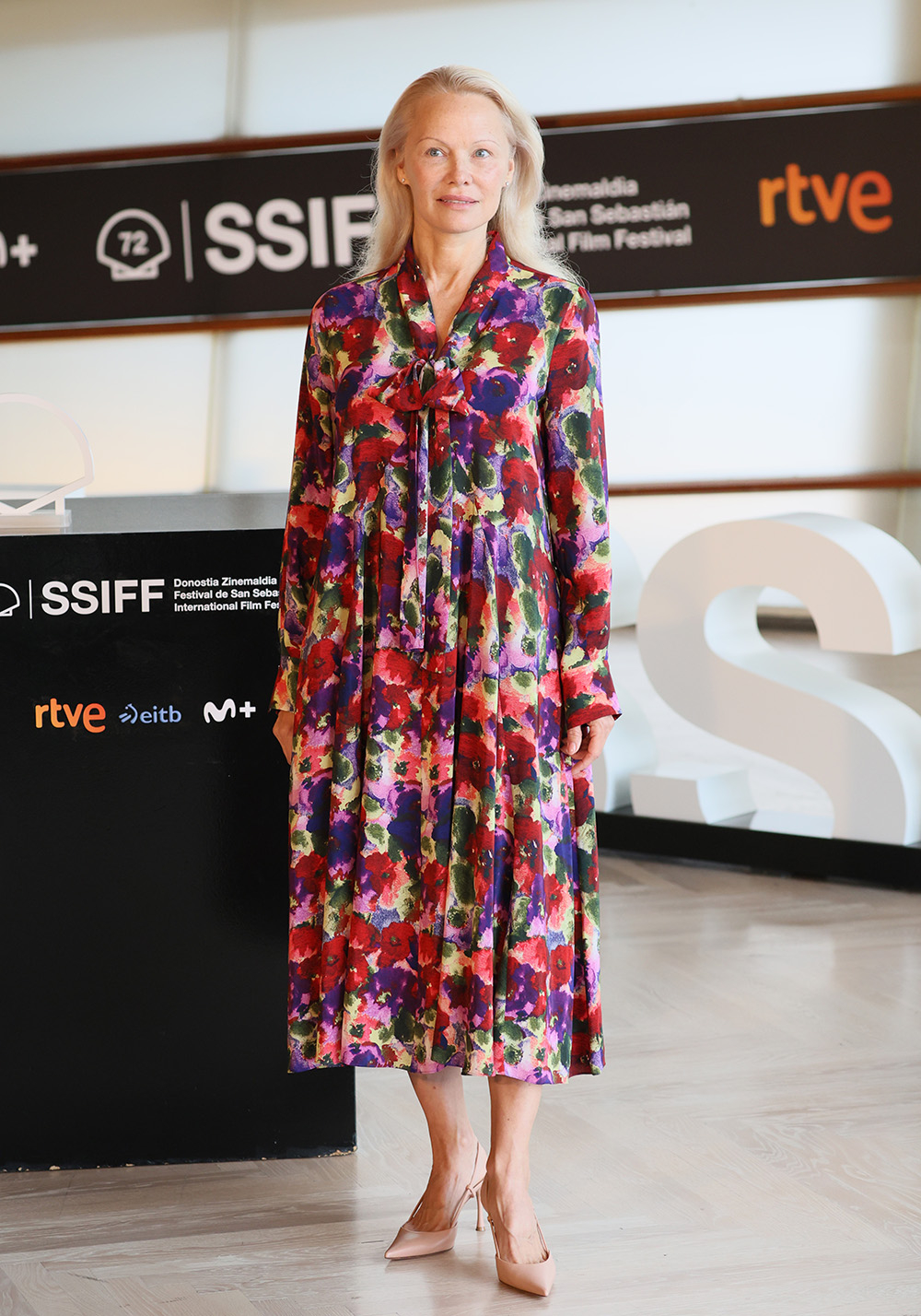 Pamela Anderson w kolorowej, kwiecistej sukience na festiwalu filmowym w San Sebastián.