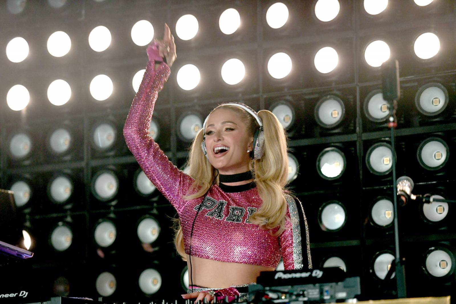 Paris Hilton pracuje jako DJ-ka (Fot. Getty Images)