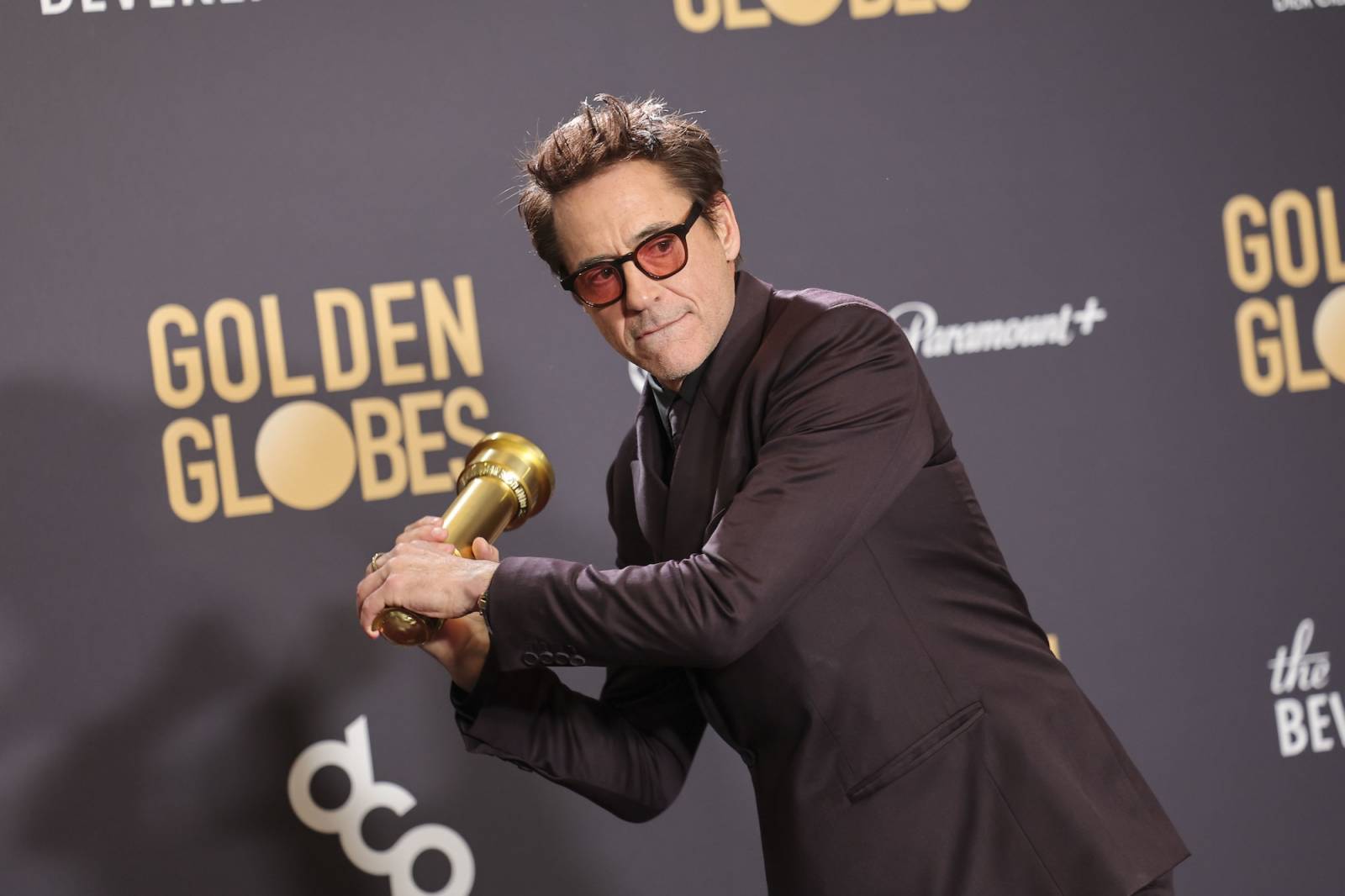 Ze Złotym Globem Robert Downey Jr. (Fot. Getty Images)