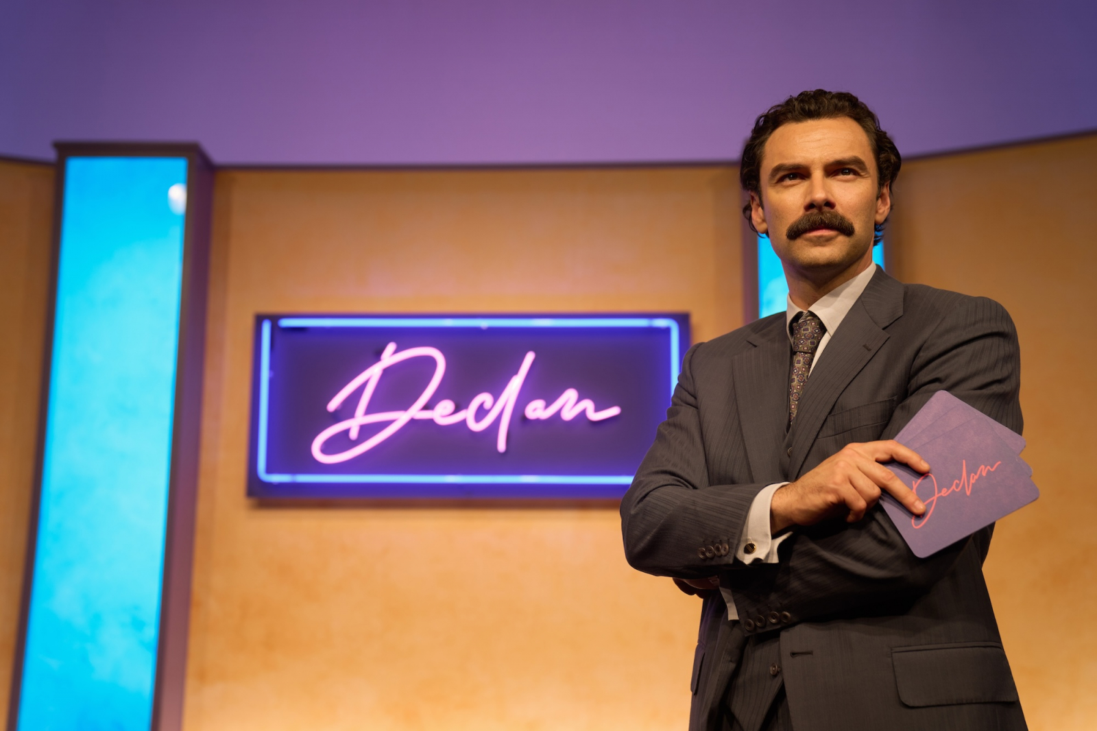 Aidan Turner w serialu „Rywale” na Disney+