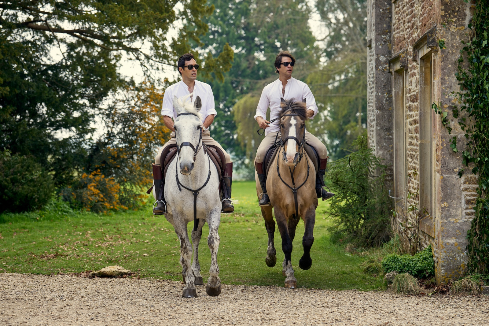 Alex Hassell i Luke Pasqualino w serialu „Rywale” na Disney+