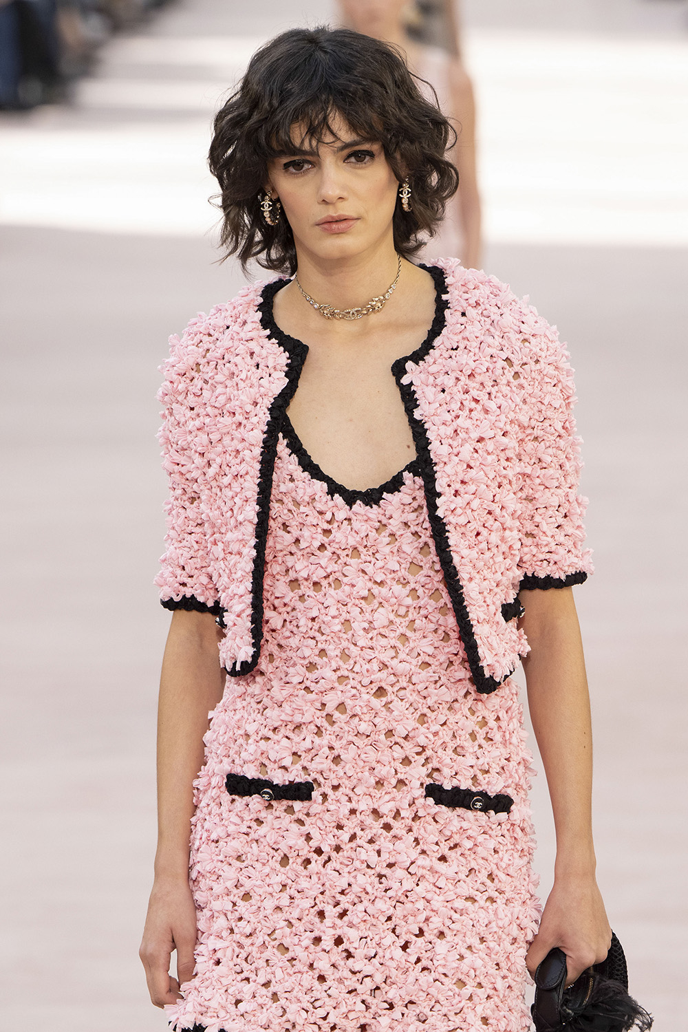 Shaggy hair z pokazu Chanel wiosna-lato 2025. Fot. Victor VIRGILE/Gamma-Rapho via Getty Images)