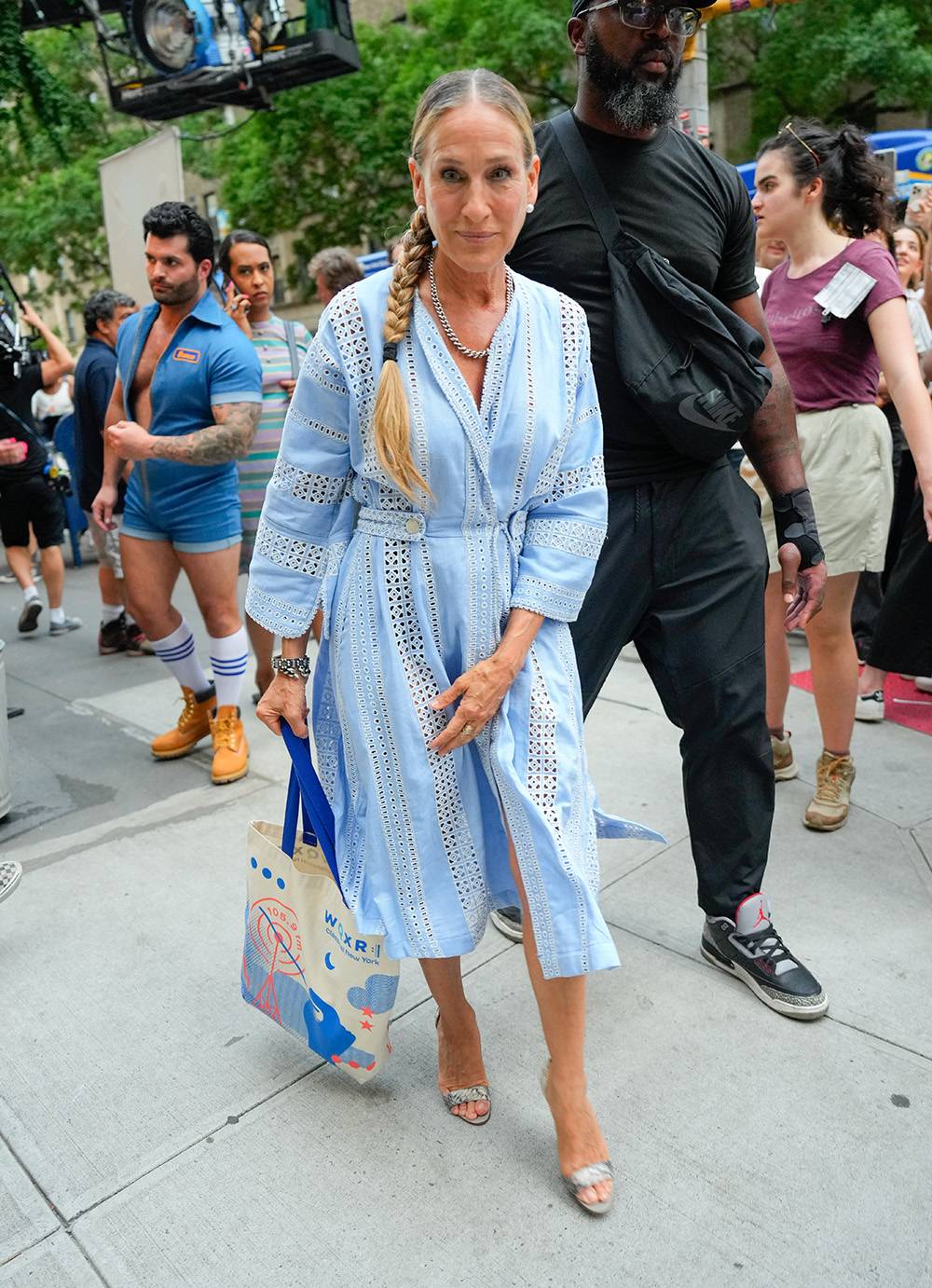 Sarah Jessica Parker dumnie prezentuje warkocz, dowodząc, że fryzury po pięćdziesiątce mogą być dziewczęce i pełne fantazji. Fot. Getty Images