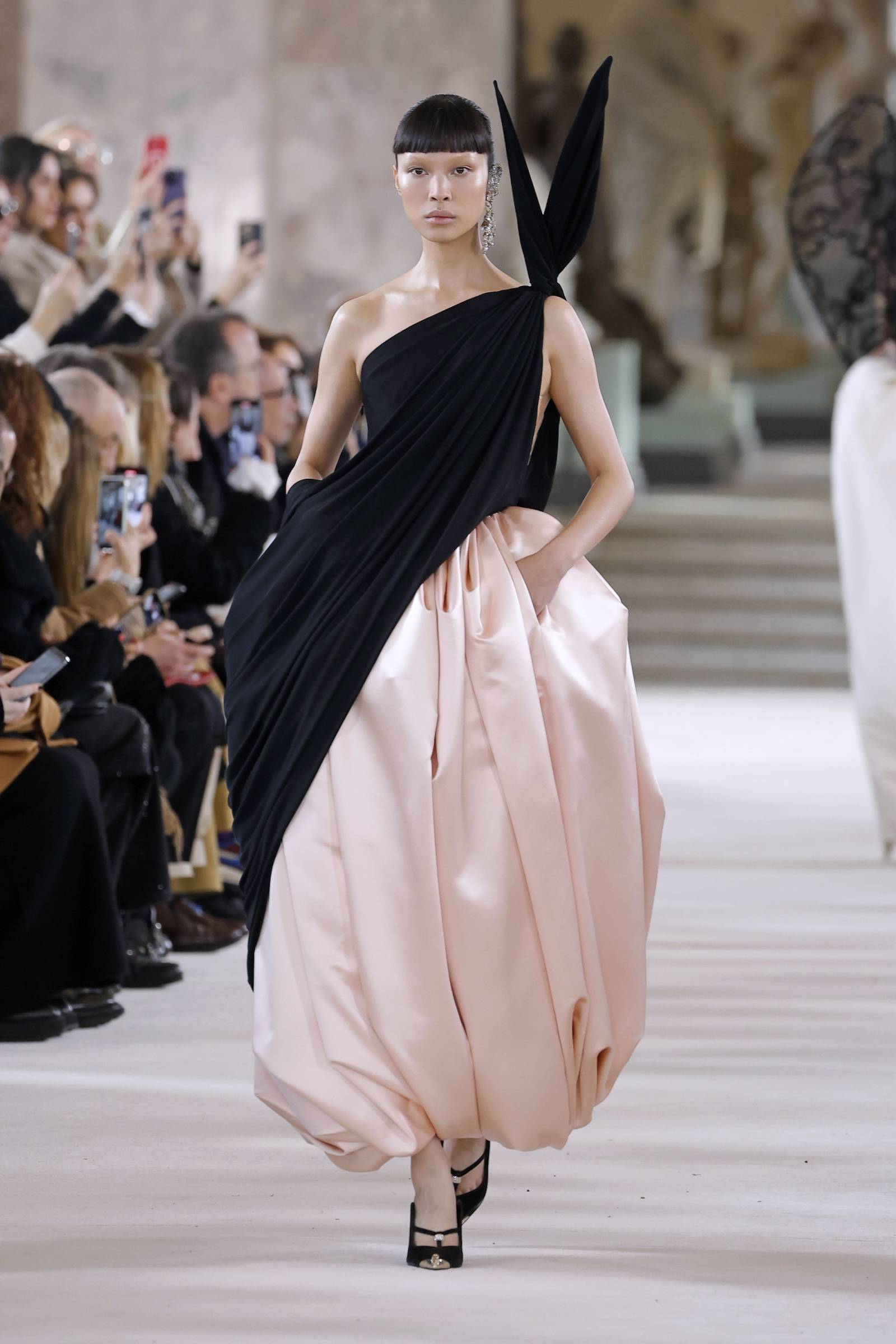 Kolekcja Schiaparelli haute couture wiosna-lato 2024 (Fot. Getty Images)