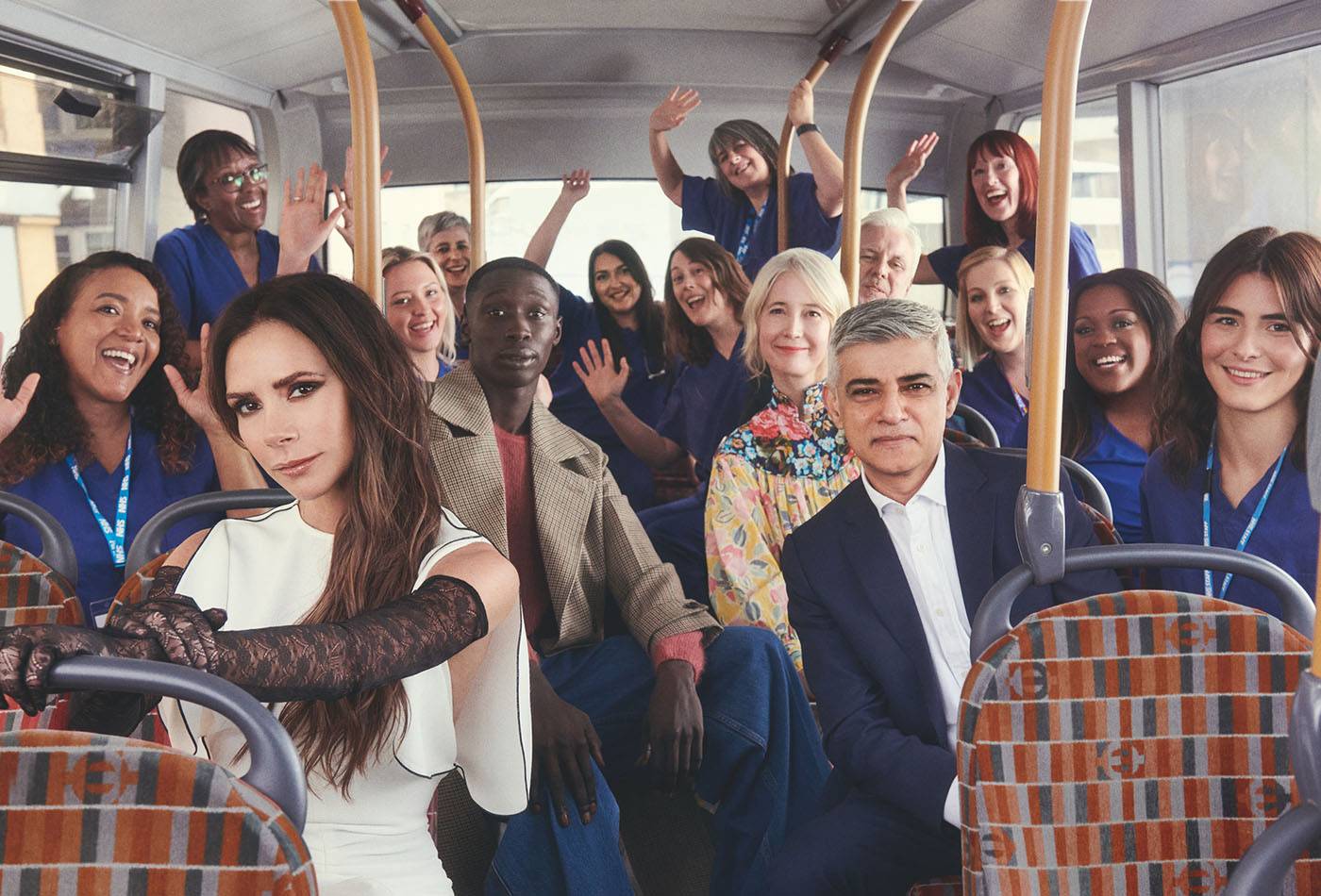 Podobnie jak zeszłoroczne wydarzenie w Nowym Jorku, „Vogue World: London” będzie prawdziwą modową ucztą, na której zaprezentowane zostaną projekty uznanych mistrzów i młodych talentów. Na zdjęciu: Victoria Beckham, sensacja z TikToka Khaby Lame, burmistrz Londynu Sadiq Khan, zastępczyni burmistrza ds. kultury Justine Simons i chór NHS. Fot. Charlotte Wales