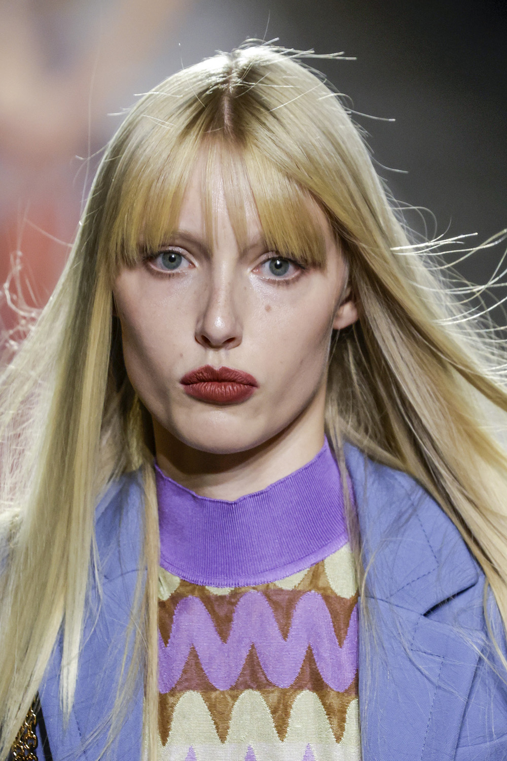 Modna fryzura z prostą grzywką od Versace, wiosna-lato 2025, Fot. Victor VIRGILE/Gamma-Rapho via Getty Images
