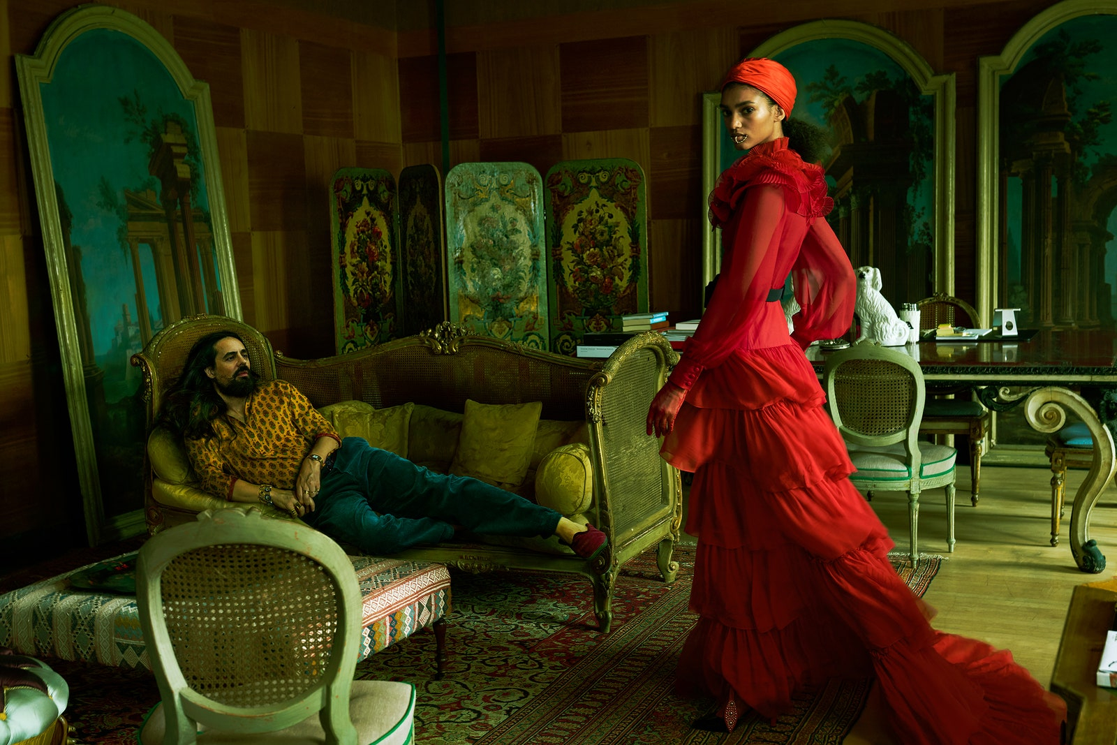 Profondo Rosso. Czerwień to najważniejsze barwa w uniwersum Valentino, ale w opinii Alessandro Michelego, widzianego tu w swoim biurze w siedzibie głównej domu mody w Rzymie, w towarzystwie modelki Ali Dansky, nie wszystko musi być tak jaskrawe. – Podoba mi się to, że marka jest przykurzona. Ten kurz to skarb. (Fot. Annie Leibovitz)