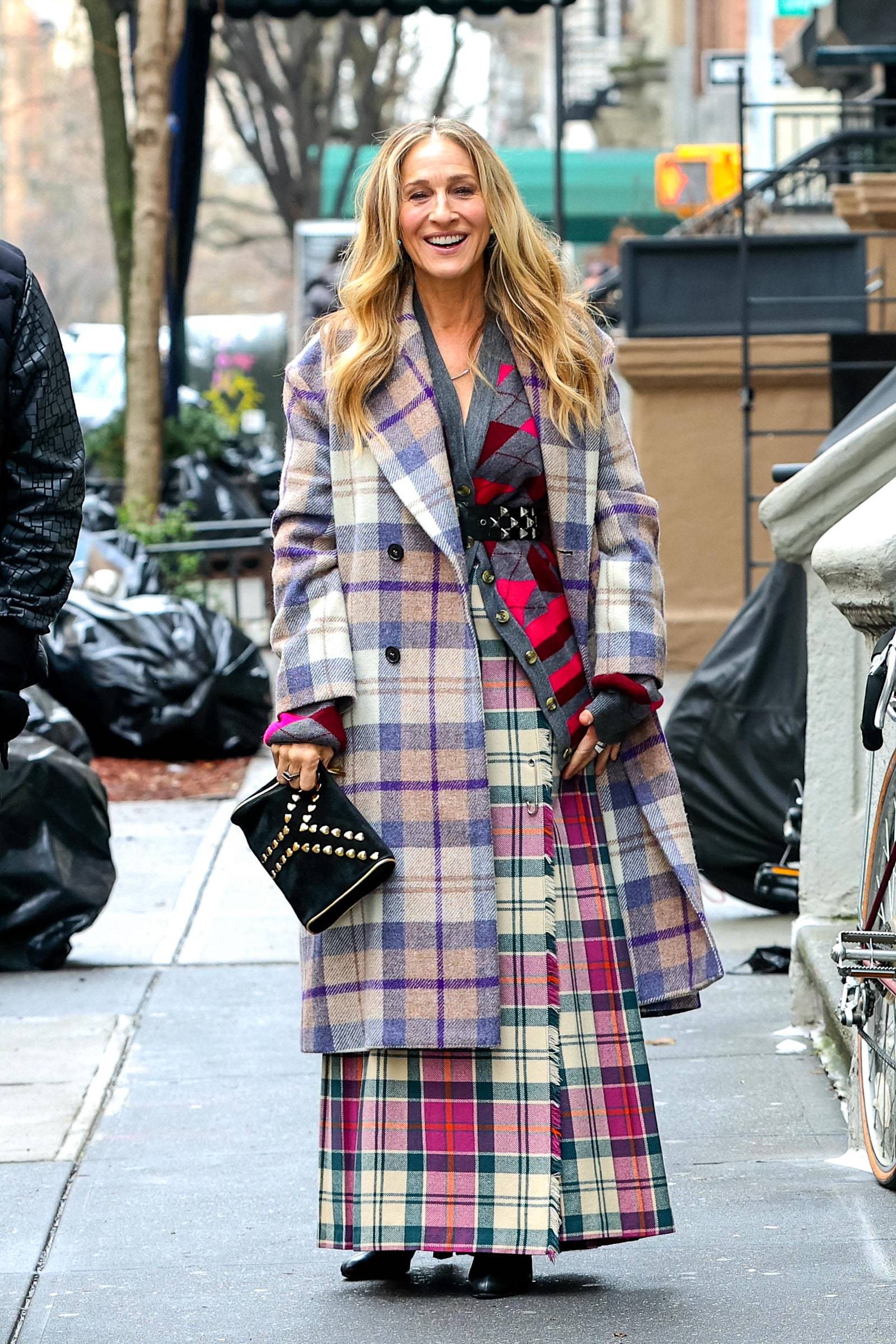 Podczas kręcenia „I tak po prostu...” Sarah Jessica Parker była wielokrotnie fotografowana w płaszczu Vivienne Westwood (Fot. Getty Images)