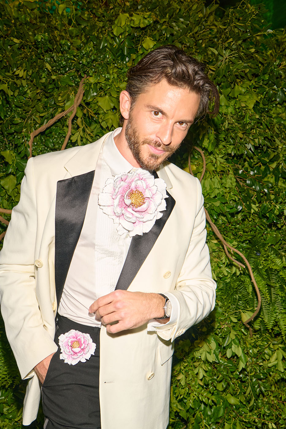 Jonathan Bailey na MET Gali 2024 (Fot. Hunter Abrams)
