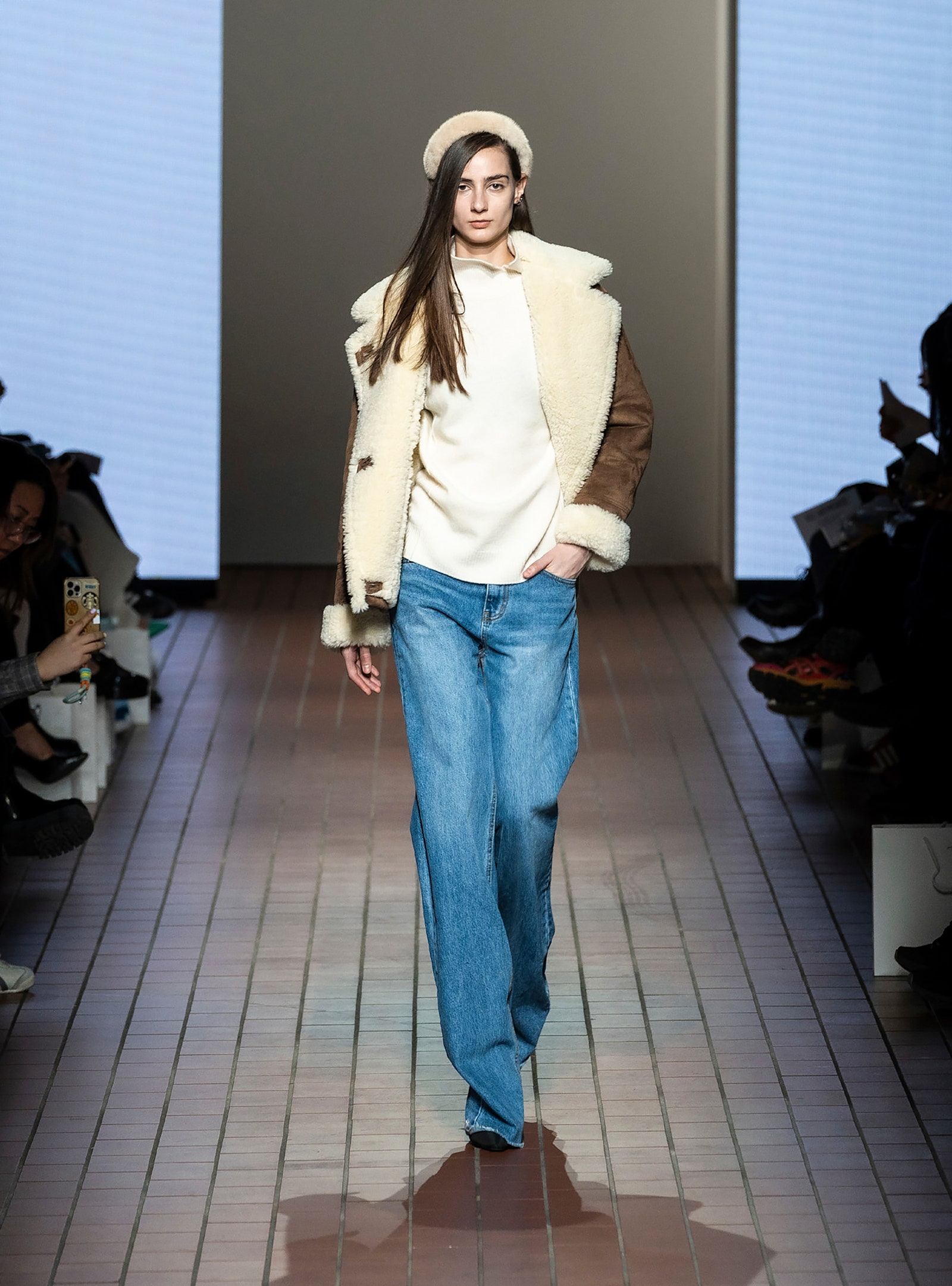 Biała bluzka damska i baggy jeans w propozycji marki 02 Armoire (Fot. Launchmetrics.com/Spotlight)