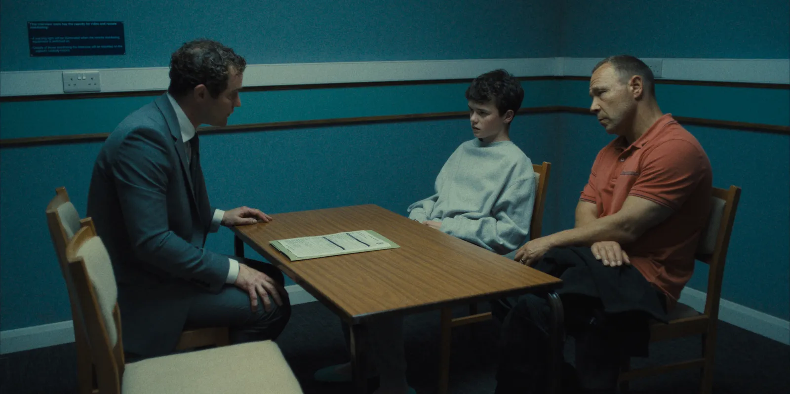 Owen Cooper i Stephen Graham w scenie przesłuchania z serialu Netflix „Dojrzewanie”.
