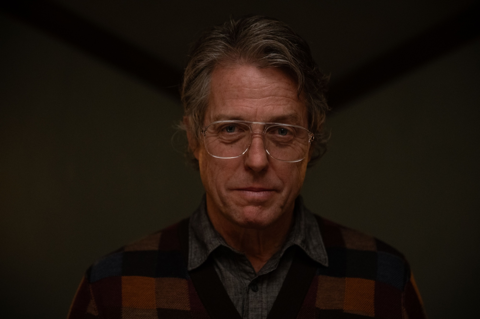 Hugh Grant w filmie „Heretic” studia A24, w stylowej odzieży.