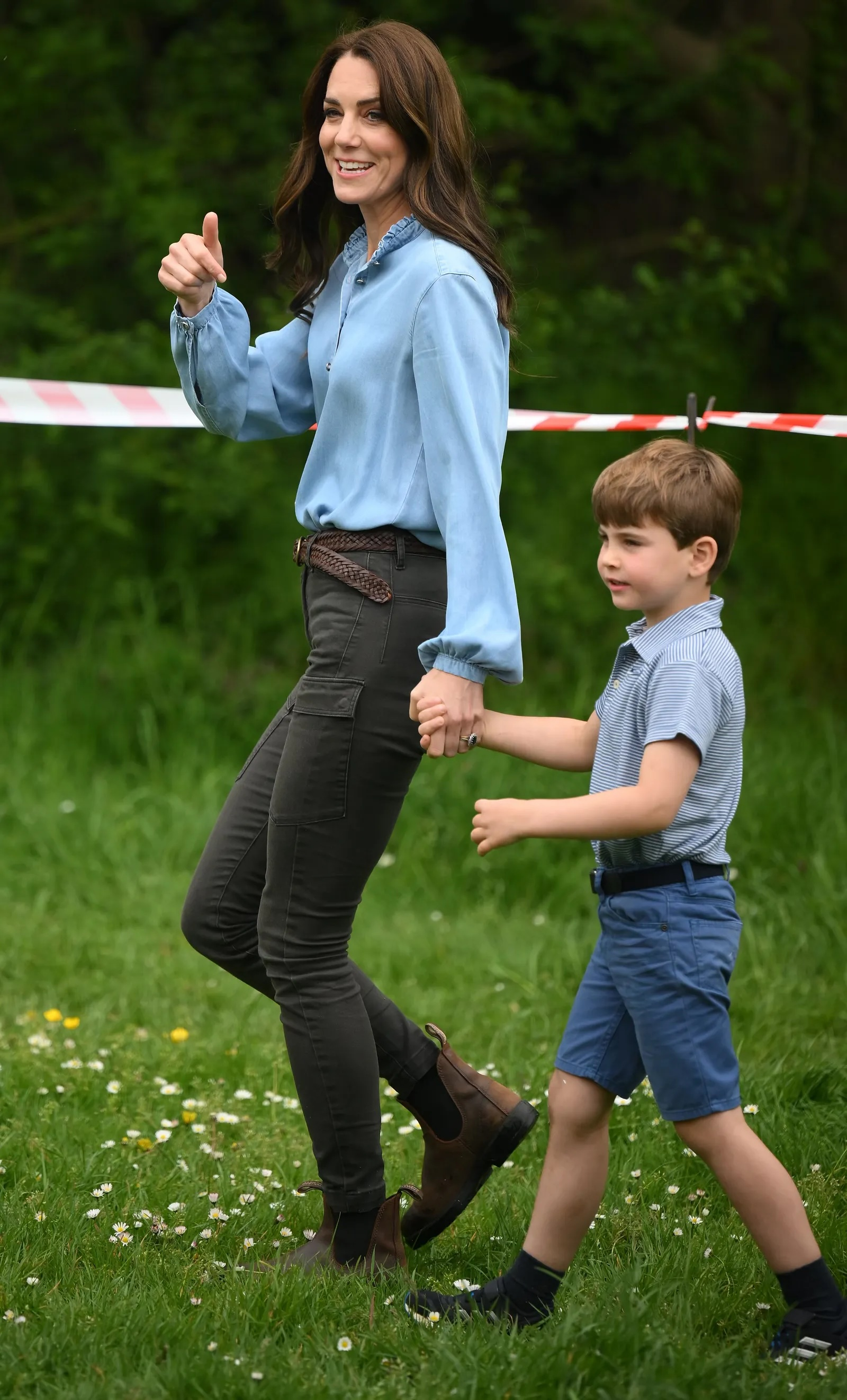 Księżna Kate wybrała zamszowe sztyblety damskie Blundstone. (Fot. WPA Pool/Getty Images)