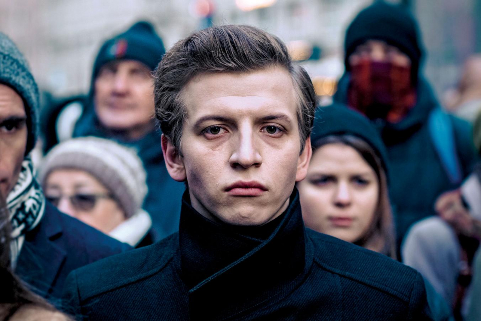 Maciej Musiałowski w polskim filmie „Sala samobójców. Hejter” z wyrazem determinacji w tłumie ludzi.