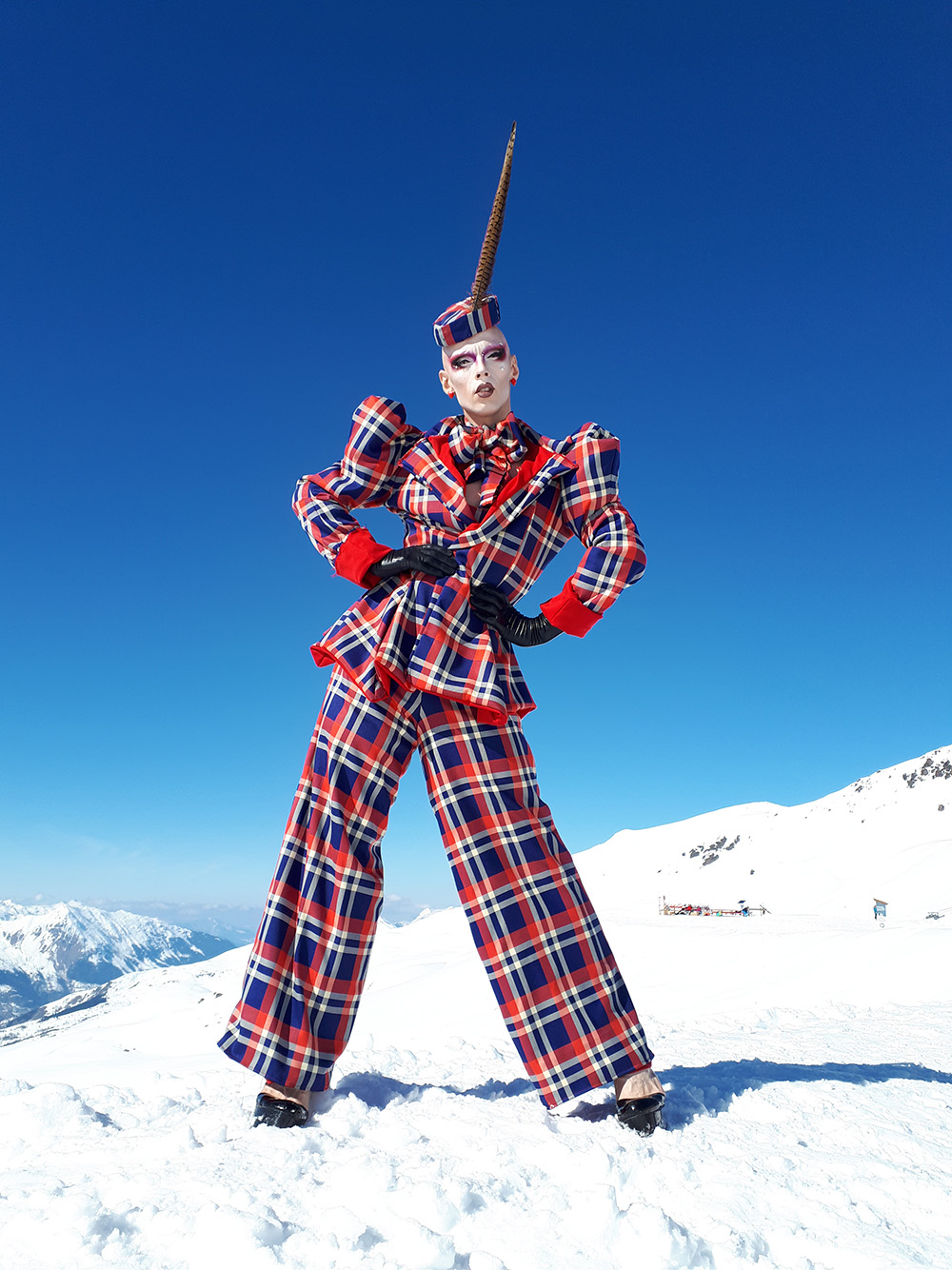 Drag queen Cheddar Gorgeous w garniturze projektu Liquorice Black, 2017 (mat. prasowe V&A Dundee)