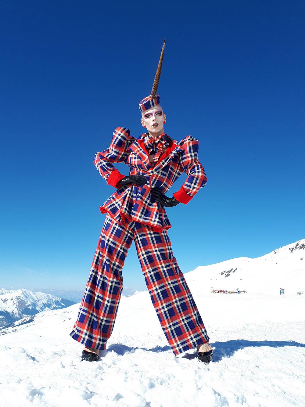 Drag queen Cheddar Gorgeous w garniturze projektu Liquorice Black, 2017 (mat. prasowe V&A Dundee)