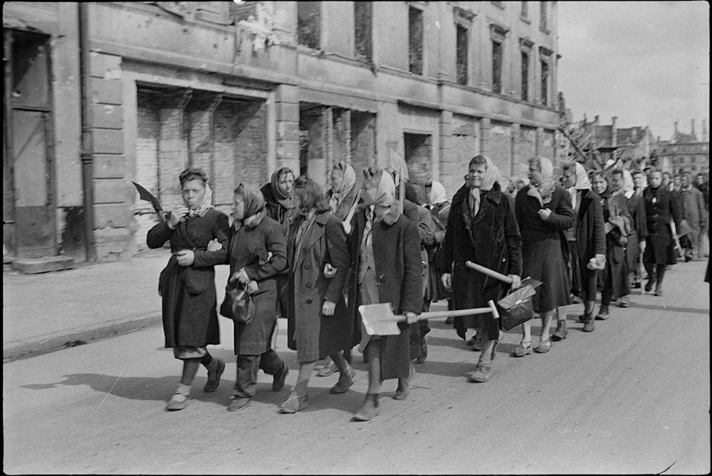 Zofia Chomętowska, Brygada pracy idąca na akcję odgruzowywania, 1945, Muzeum Warszawy