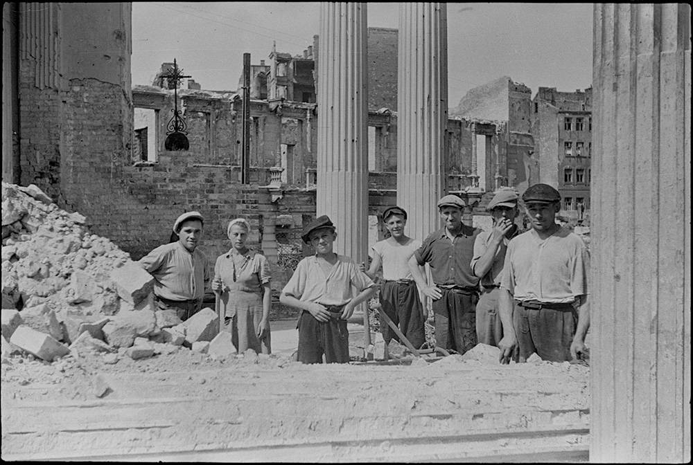 Zofia Chomętowska, Pracownicy brygad odgruzowujący ruiny kościoła św. Aleksandra na placu Trzech Krzyży, 1945, Muzeum Warszawy