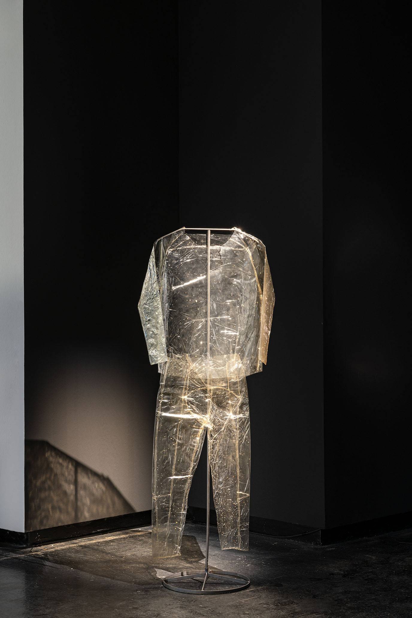 Anna Zvyagintseva, Sustainable Costume for an Invader, The  Naked Room, Fot. Materiały prasowe