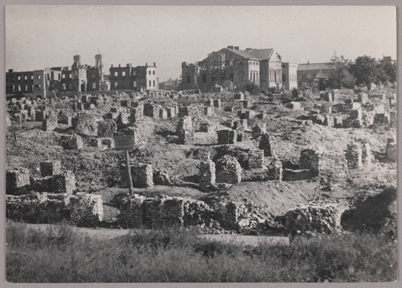 Jan Bułhak, Widok na stosy cegieł ustawione podczas odgruzowywania ul. Nalewki, 1949, Muzeum Warszawy