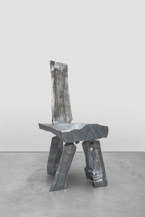  Fot. FUMI gallery. Max Lamb, Cleft Chair (Platinum), unikat.