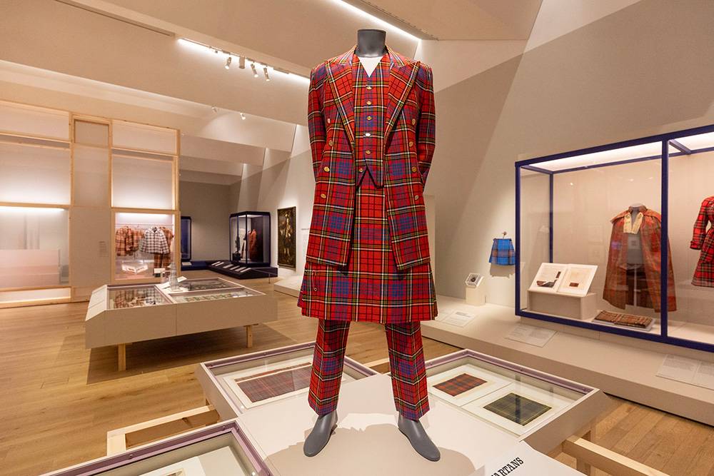 Vivienne Westwood, garnitur z kolekcji „Anglomania”, 1993 (mat. prasowe V&A Dundee)