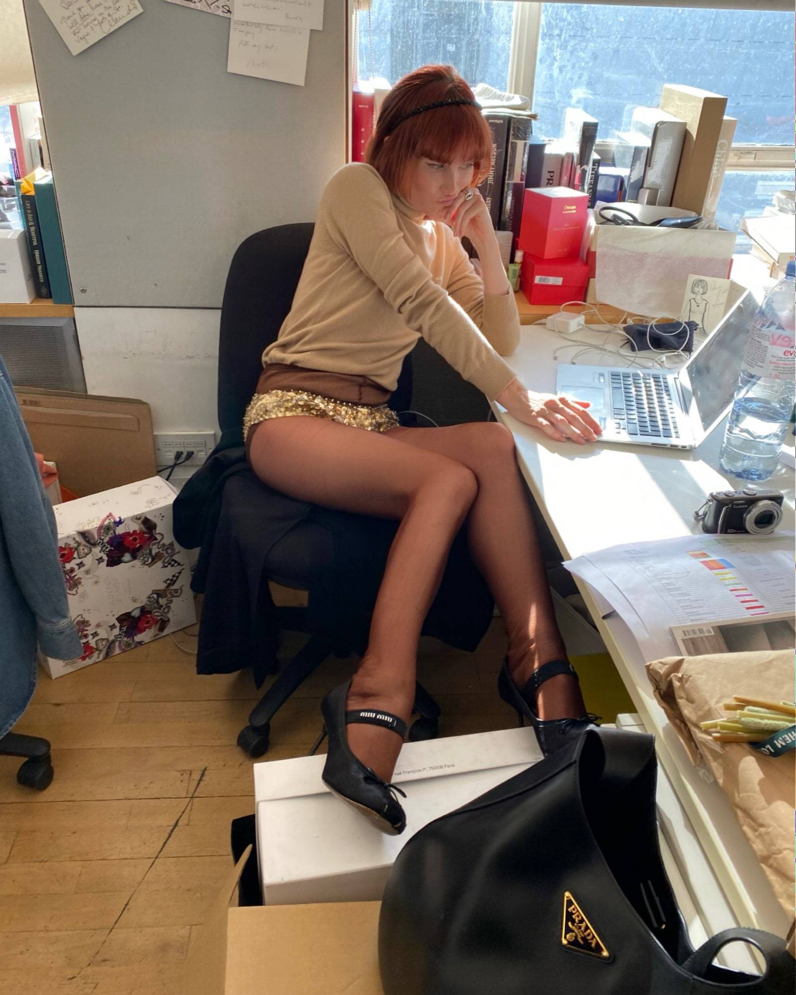 Julia Hobbs ubrana w figi Miu Miu przy swoim biurku w Vogue House.