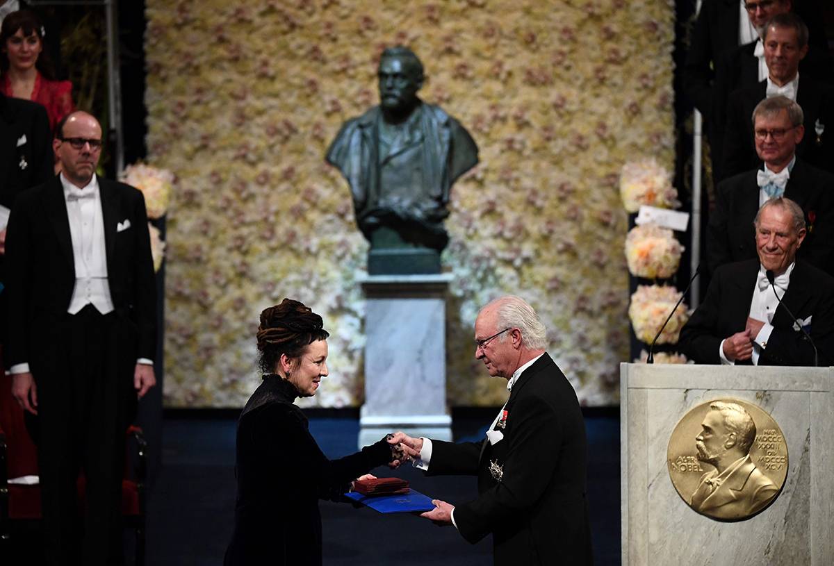 Olga Tokarczuk w kreacji Gosi Baczyńskiej (Fot. East News)