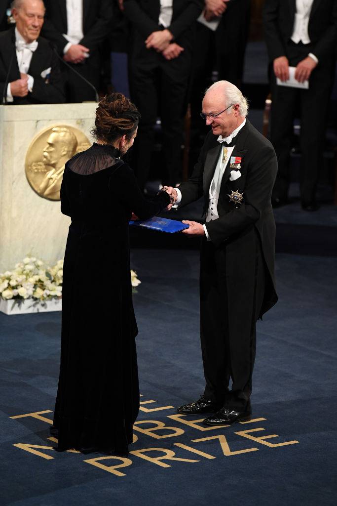 Olga Tokarczuk w kreacji Gosi Baczyńskiej (Fot. Getty Images)